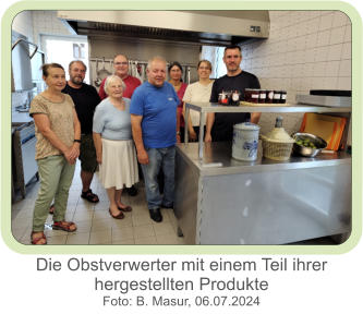 Die Obstverwerter mit einem Teil ihrer hergestellten Produkte Foto: B. Masur, 06.07.2024